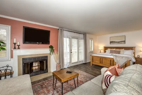 Peaceful Spa Villa Getaway - Hot Tub - 3 minutes to Mohegan Sun Casino - Wifi