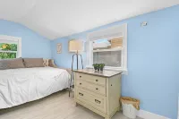 Cozy Cottage! 1 Mile from Downtown & St. Pete Pier - Bungalows