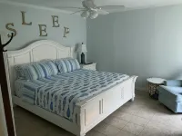 4 Bedrooms, 3 Baths, Sleeps 10 and only 5 minutes from the Beach and the Pier. - Jacuzzi