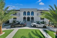 Villa Maya: 12 BR, 14k sq. ft. estate with pool, pickle ball, bball, disco club! - บังกะโล