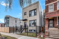Modern, Luxe, House 20Mins to Downtown, Private Rooftop,  2Car Garage - Bungalows