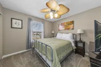 O'Fallon Edge Oasis- 4bd/3bt, Wooded Backyard, Office, Great Family Getaway - WiFi