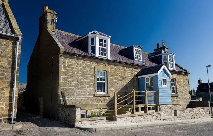 Sea Views, Sauna, Jacuzzi Bath, Decking, BBQ, Summer House, Perfect!