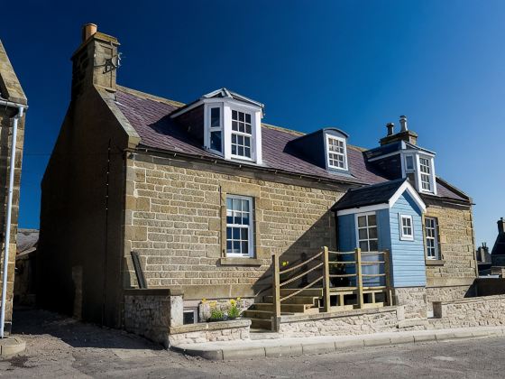 Sea Views, Sauna, Jacuzzi Bath, Decking, BBQ, Summer House, Perfect!