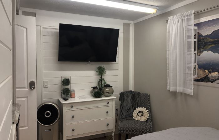 *STAY & PLAY* 5000 sq. Gym, Custom Master & Loft!