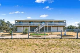 Escape to Paradise - Beach views 5bedrooms, 2 Kitchens, 2 Living, 2 Bathrooms
