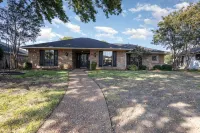 3Br Oasis with Heated Pool, Hot Tub and King Bed in Allen - Boutique