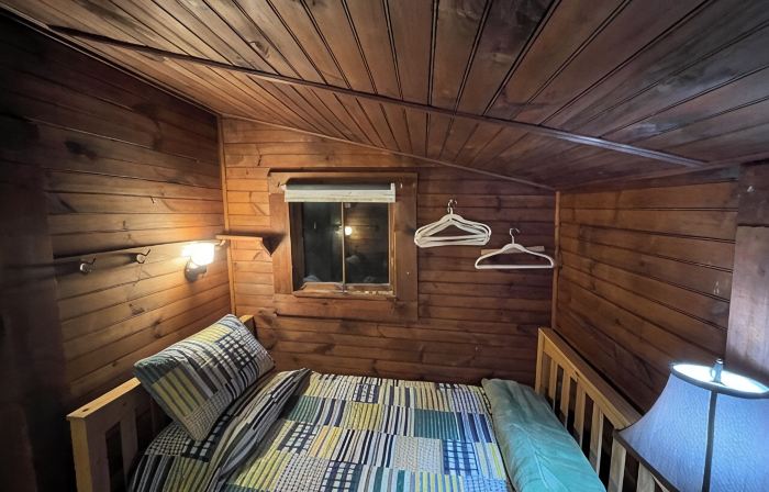 Sweet vintage cottage on Mountain View Lake, 2024 updates, next to Lake Sunapee