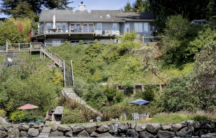 Stunning Beach Suite, great mountain & water views, near downtown Winslow, Cozy.