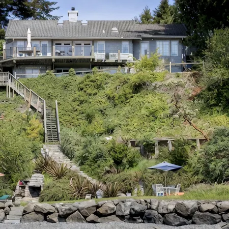 Stunning Beach Suite, great mountain & water views, near downtown Winslow, Cozy.