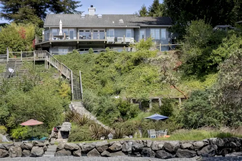 Stunning Beach Suite, great mountain & water views, near downtown Winslow, Cozy. - WiFi
