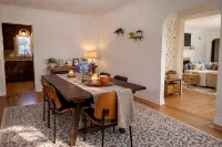 Bluebird Homestay Single-Level Home, 5 Min to Mayo - Boutique