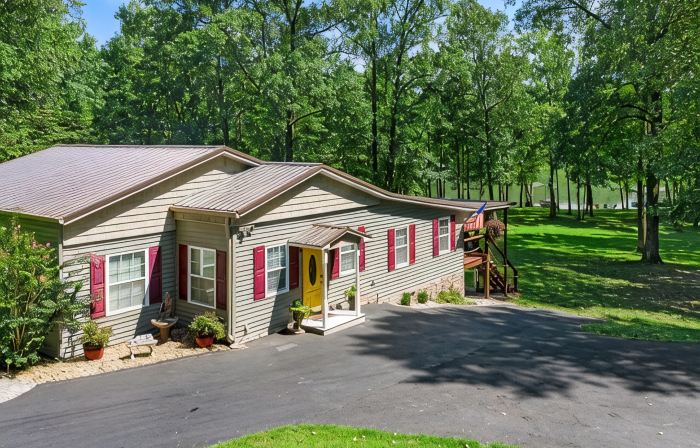 Very peaceful Home with Lake Barkley in your back yard! Private Dock Sleeps 8