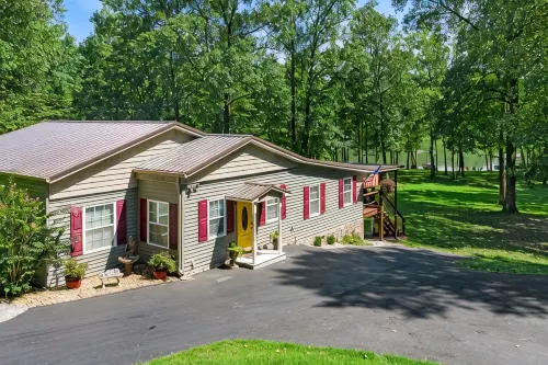 Very peaceful Home with Lake Barkley in your back yard! Private Dock Sleeps 8 - 3-Star