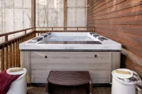 Modern Chalet 5bd 3bth with Hot Tub, Game Room, Private movie theater, 3 decks - 4 tähden