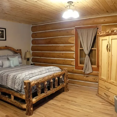 BEAUTIFUL MOUNTAIN LOG CABINPETS ALLOWED