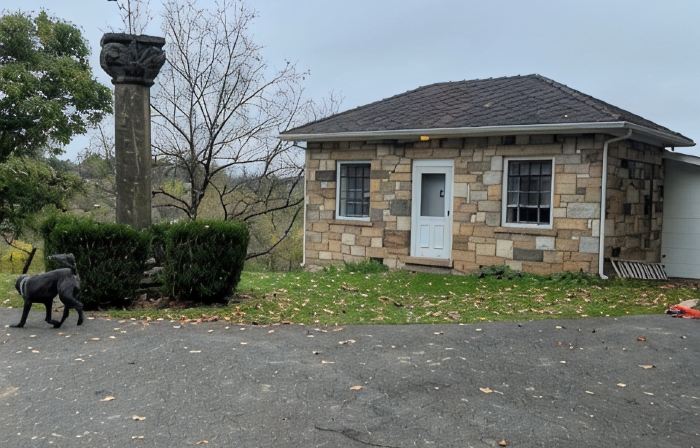 Rustic Cabin minutes from New River Gorge National Park and downtown Oak Hill.