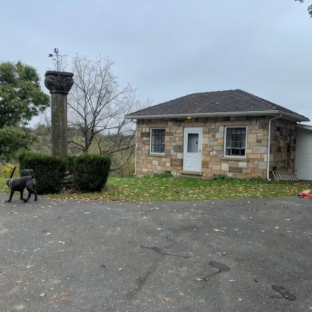 Rustic Cabin minutes from New River Gorge National Park and downtown Oak Hill.