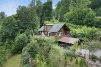 Pet and Family Friendly Luxury Cabin with Hot Tub and Mountain Views - Chalets