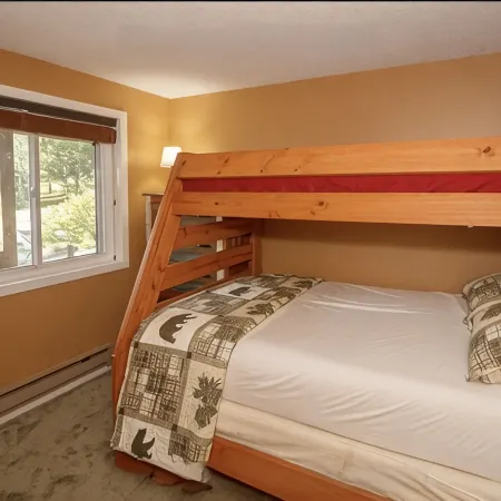 3 story cozy townhouse minutes from mount snow