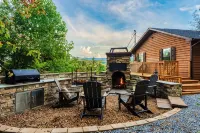Stunning Mountain Views! Camp Theme! Theater/Game Room & Fireplaces + Hot Tub - 4 ดาว