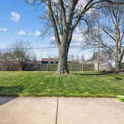 Lovely Updated 2bd house just minutes away from anything the Qc has to offer! Hotel Exterior