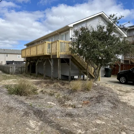 Great beach cottage 5 minute walk to beach. Pet friendly. Fenced yard. .