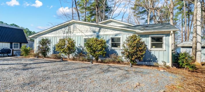 Ultimate Family Lakehouse- wide water views! 斯坦利縣酒店