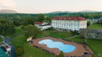 Fort William Henry Hotel - parking