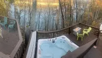 Driftwood Cottage Lake Cumberland Retreat with Hot Tub & Water Access! - 4 stjerner