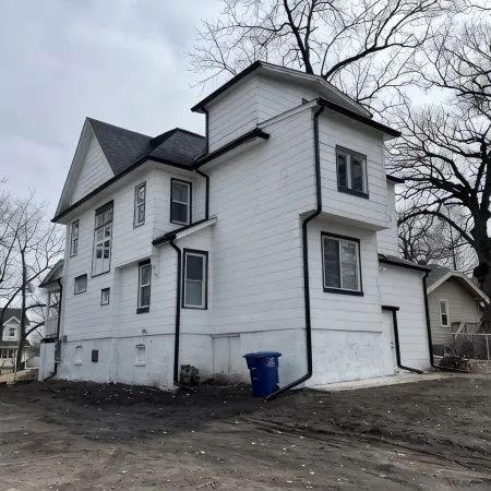 Beautiful remodeled historic Drake Univ home minutes from downtown and all metro