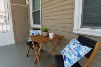 Updated & Charming w/ Private Porch -n- Parking [1215-1] - 3 stjerner