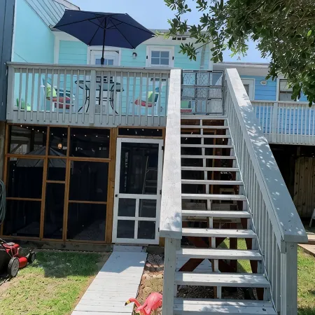 Cozy couples retreat, dog friendly, 1 block to ocean or sound
