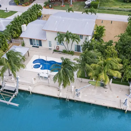 Waterfront - 5 Br, 4 BA, Pool w Tub, 80' Dock, Tiki Hut, Beach Nearby, Parking