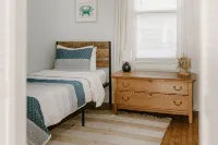 Coastal 3-BR Lower Near Lake MI and Downtown Sheboygan - บังกะโล