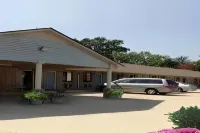 Executive Inn - parking