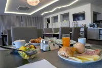 The One Grand Hotel da Póvoa - by Mhmb Hospitality - Kolam Renang