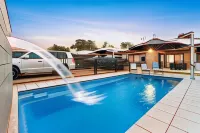 Renmark River Villas and Boats & Bedzzz - مسبح