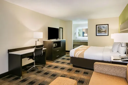Quality Inn & Suites Mt Chalet - parking