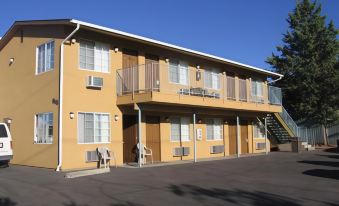 Heritage House Motel