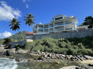 VallonEnd Beachfront Villa with Excellent View