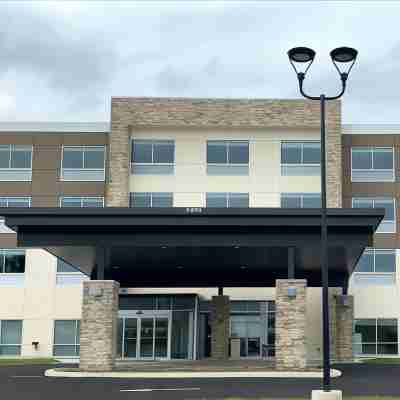 Holiday Inn Express & Suites Carlisle Southwest – I-81 Hotel Exterior
