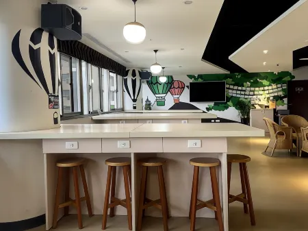 Hey Bear Capsule Hotel (Xinbei Taipei Bridge Metro Station) Отели рядом с достопримечательностью «Yonglian Temple»