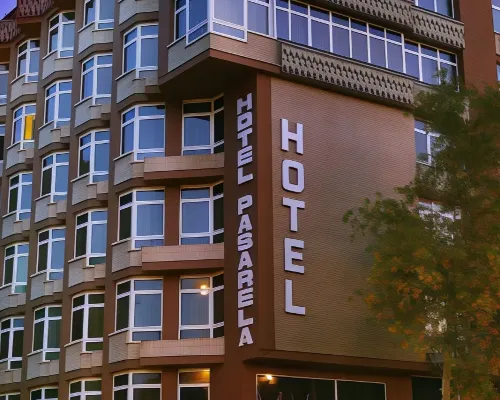 Pasarela Hotels near La Raza
