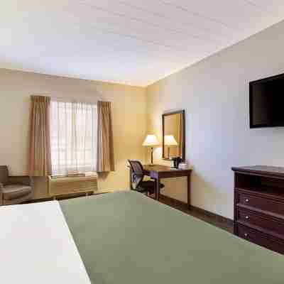 Quality Inn & Suites Rooms