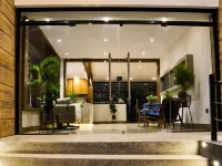 Madero Hotel & Suites Hotels near Triplets Bridge