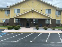 Super 8 by Wyndham Maysville KY Hotel dekat Lowe's Garden Center