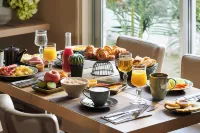 Hotel Charlemagne By Happyculture - Bữa sáng