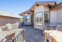 Beautiful Model home 2 minutes to town, golf and hiking. Perfect for families!