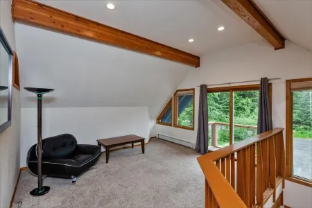 Spacious rental for 6 in lovely home with gorgeous views, minutes from resort Отели рядом с достопримечательностью «Чагч Стейт Парк Индиан Крик»